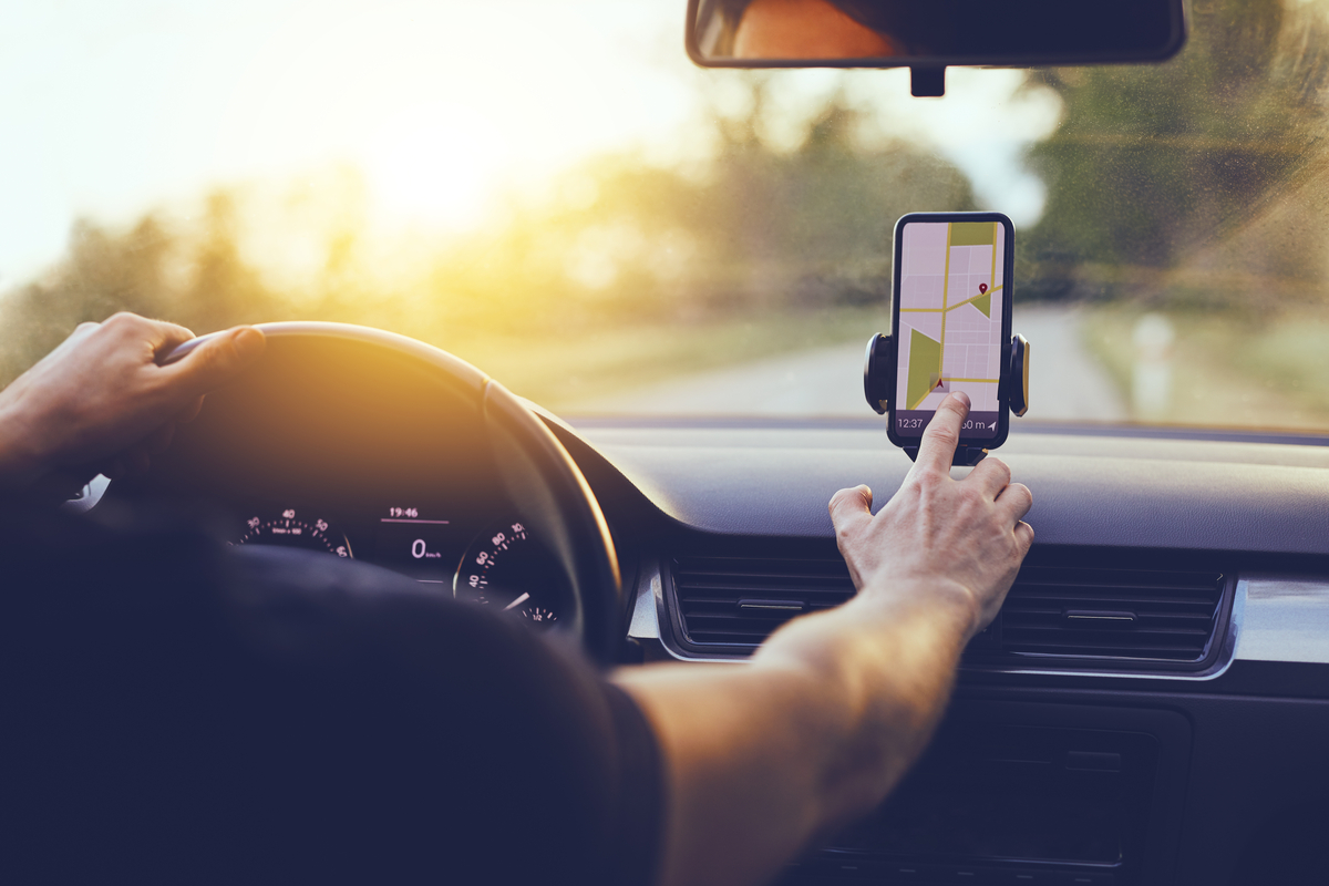 Un guidatore al volante imposta il navigatore offline sulla propria vettura