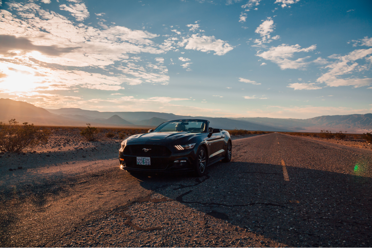 Un'auto americana sulla Route 66