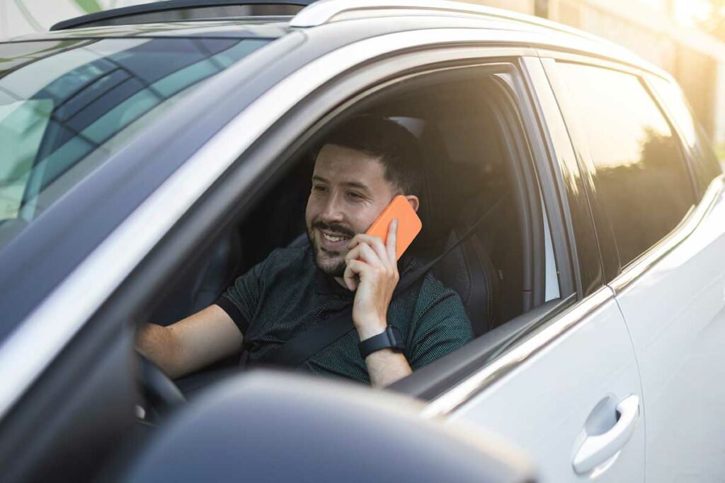 automobilista al telefono