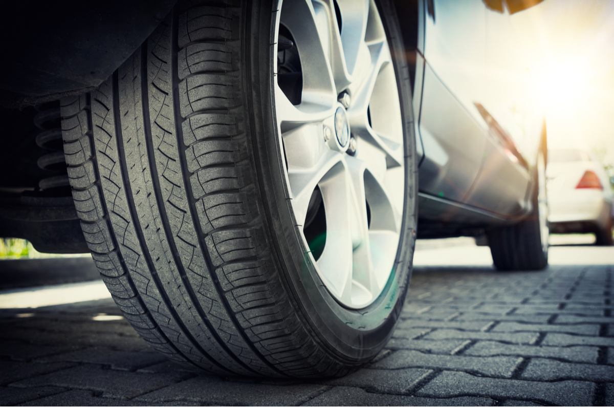 Un'auto che monta gomme estive