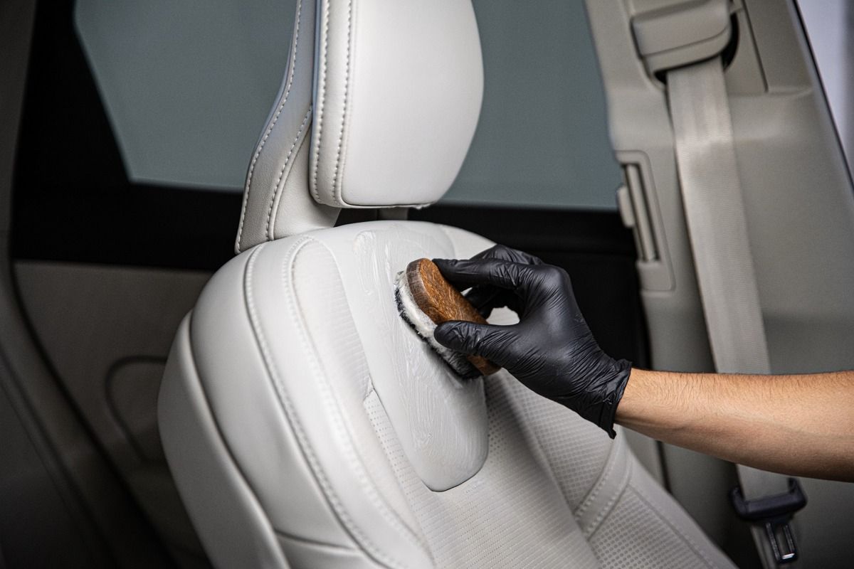 Come lavare gli interni dell’auto, trucchi e consigli: guida al fai da te