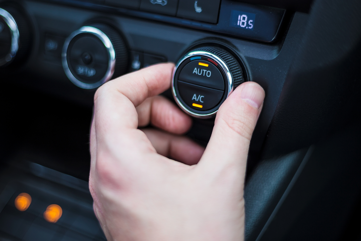 Aria condizionata in auto: come fare per ricaricarla e ogni quanto