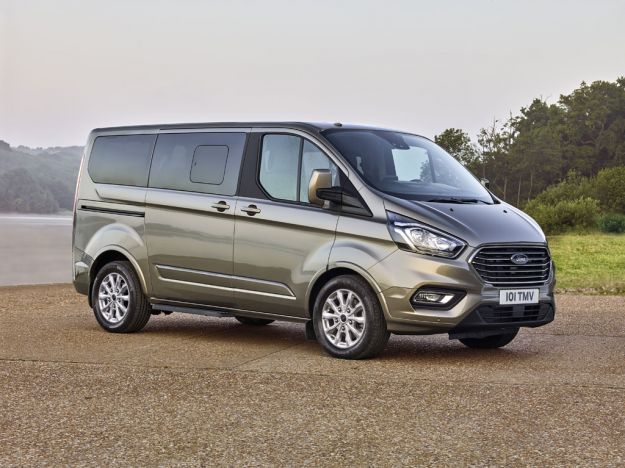 Ford Tourneo Custom 2018: il restyling punta su comfort ed efficienza [FOTO]