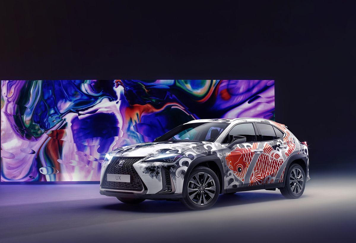 Lexus UX tatuata