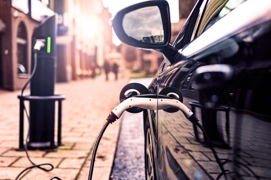 Un'auto elettrica in ricarica