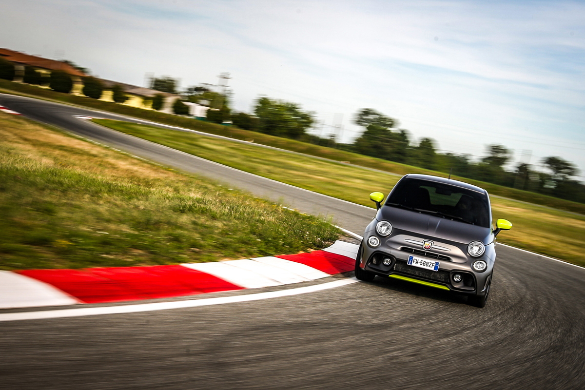La Abarth 595, una delle auto sportive economiche del mercato 2020