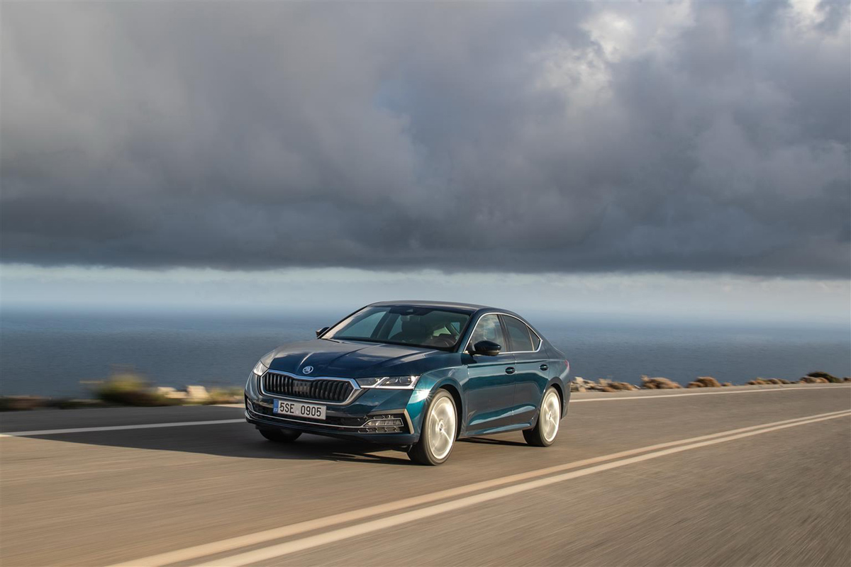 Skoda Octavia si presenta con uno stile da coupé