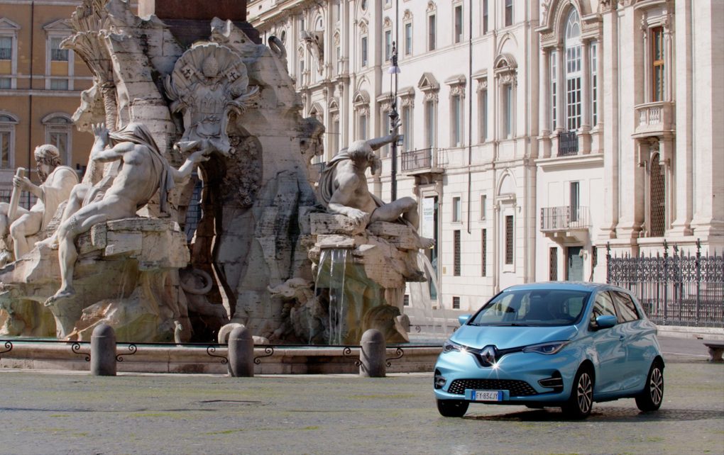 Renault Zoe è l’auto elettrica più venduta in Italia, i motivi del successo
