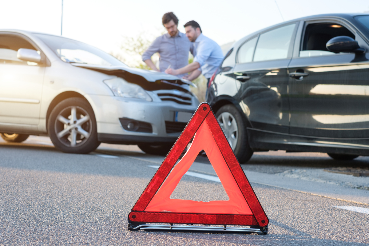 Due uomini coinvolti in un incidente con constatazione amichevole