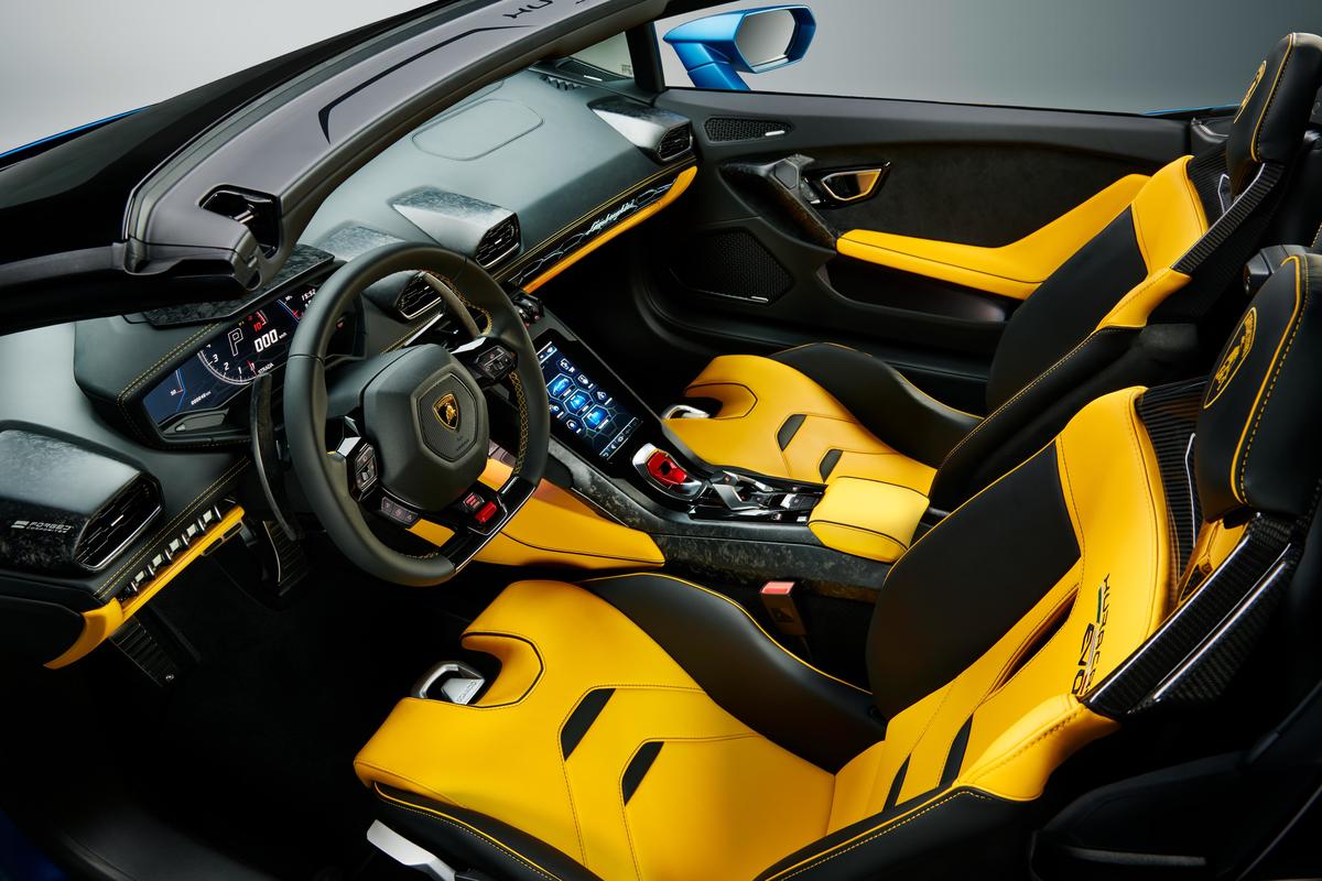 Gli interni della Lamborghini Huracán EVO RWD Spyder