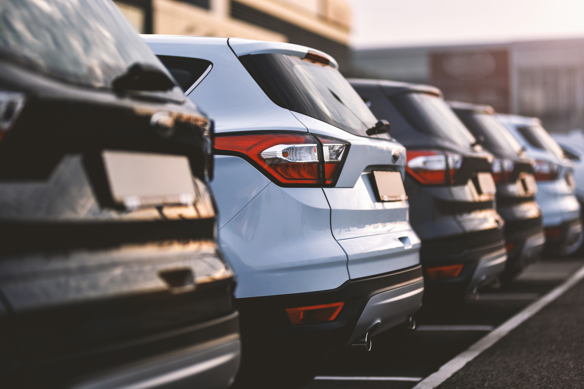 Un deposito di auto che tetimonia lo stato del maercato auto italia in aprile