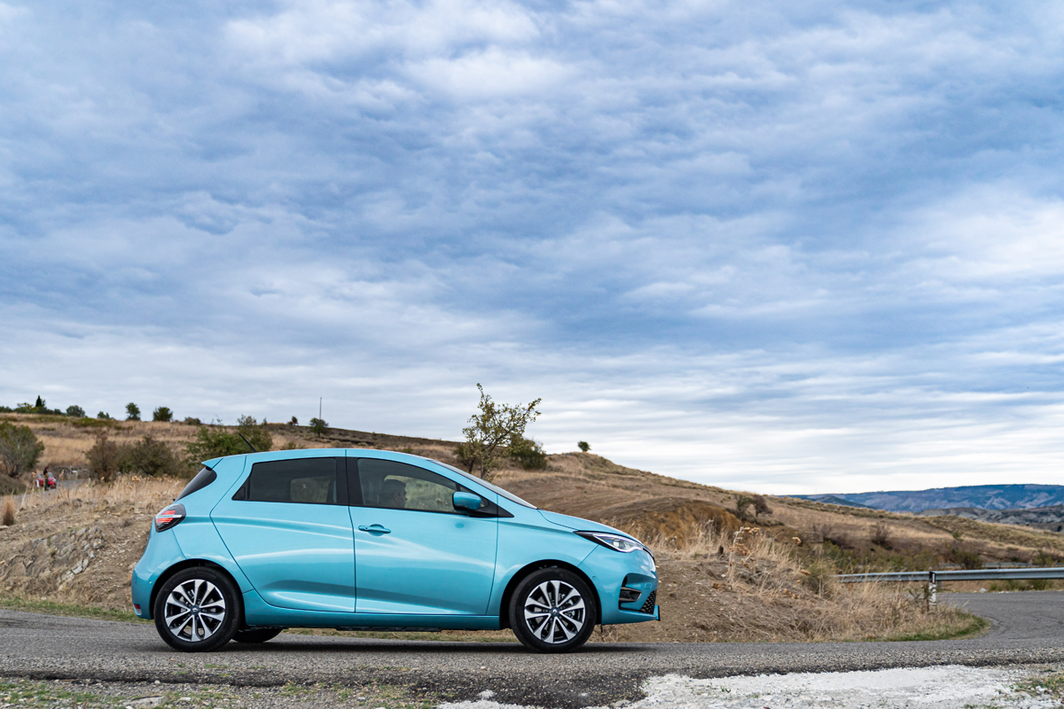 Nuova Renault ZOE impegnata in una curva