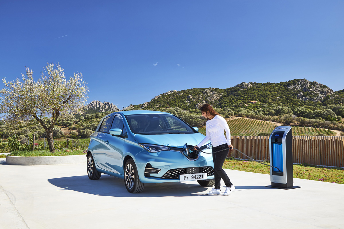 Nuova Renault ZOE in ricarica
