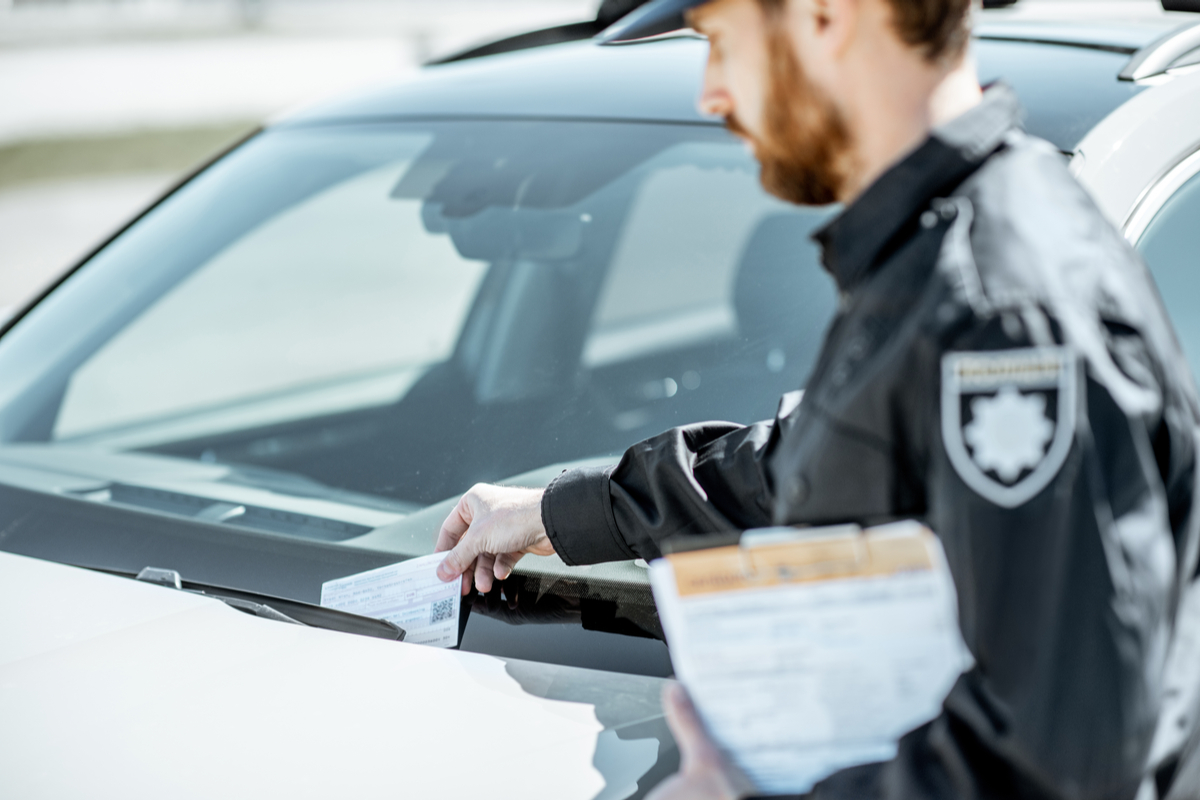 Un poliziotto multa un'auto