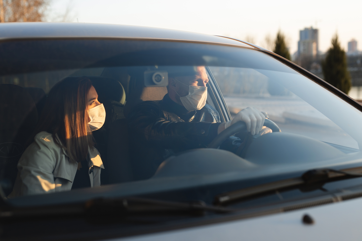 Due persone all'interno dell'abitacolo rispettano le regole auto per gli spostamenti
