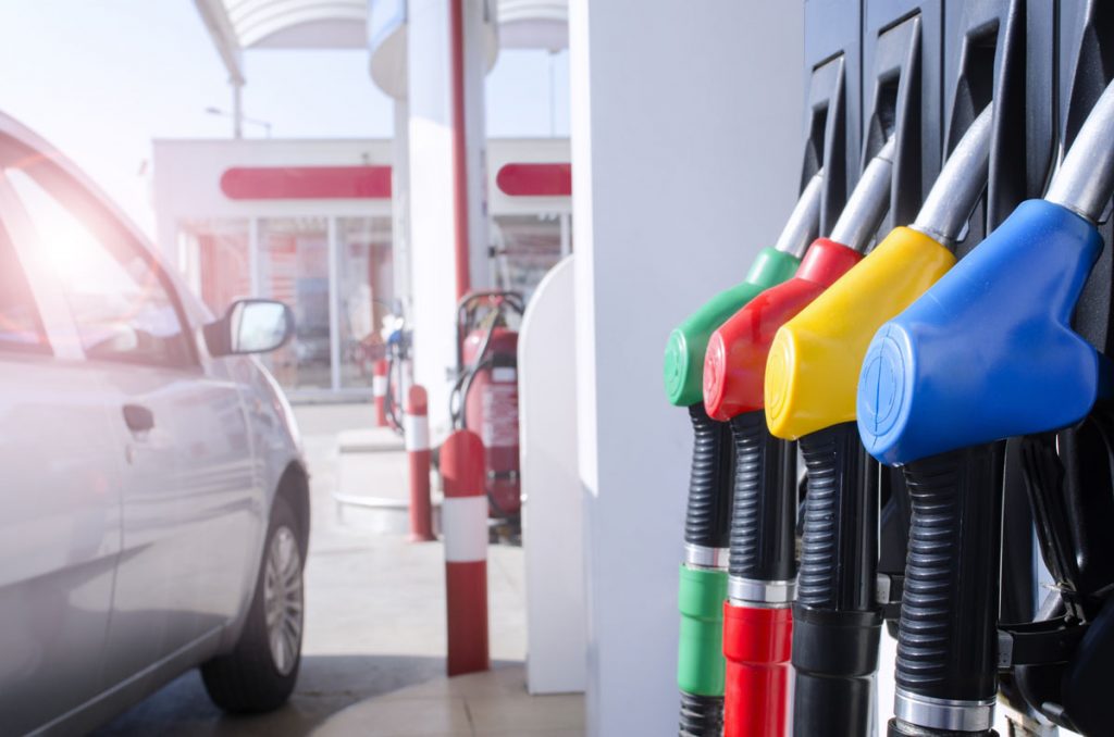 L'UE potrebbe fissare la data di fine della vendita di auto a benzina o diesel