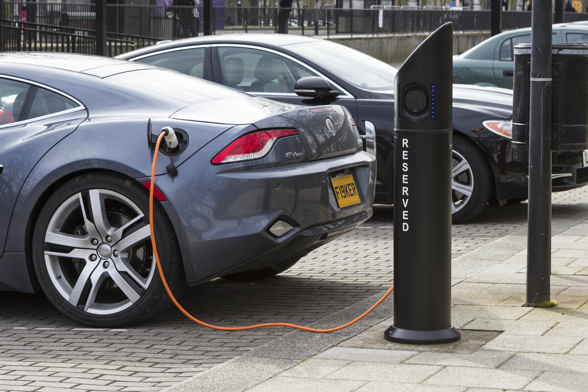Un'auto elettrica in Gran Bretagna