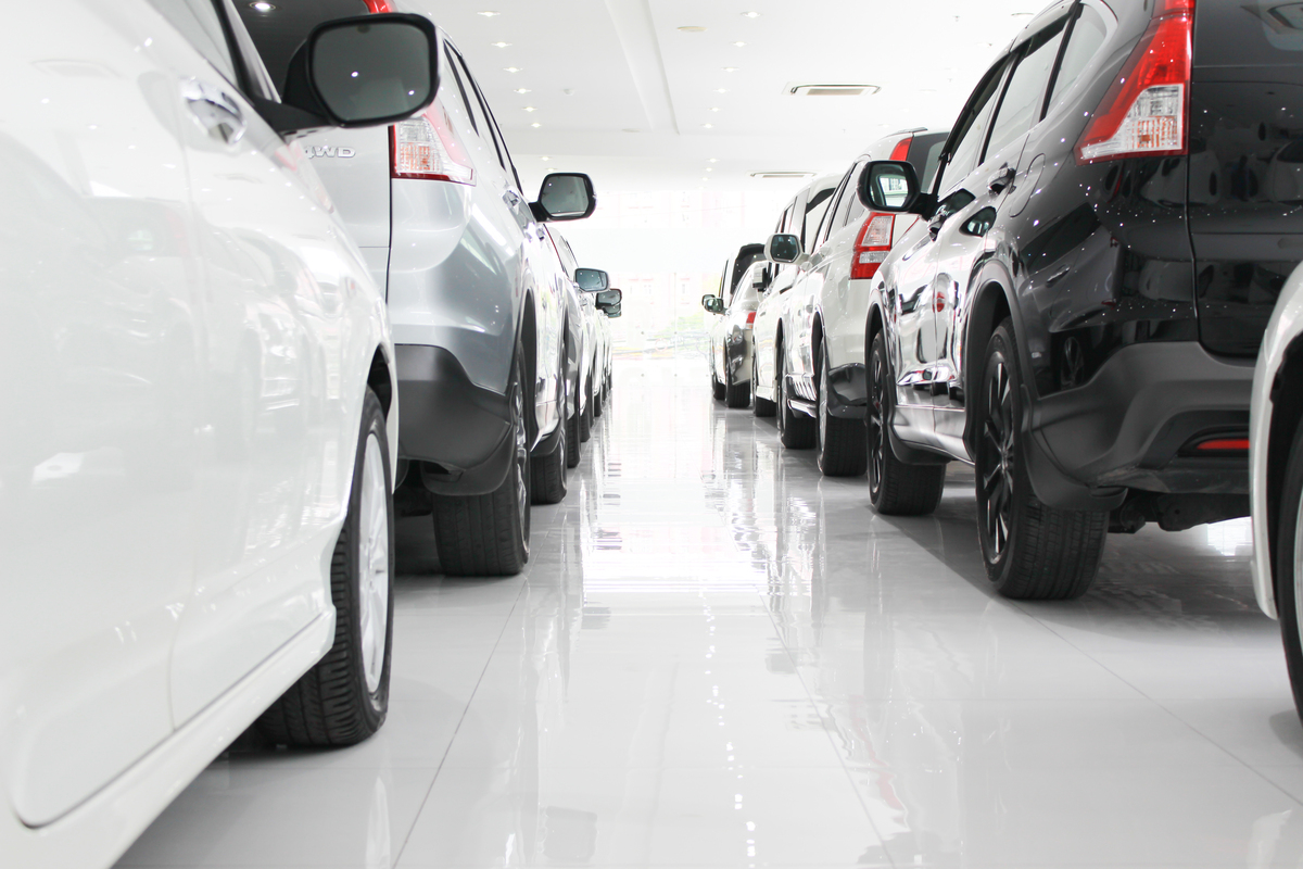 Auto in un concessionario