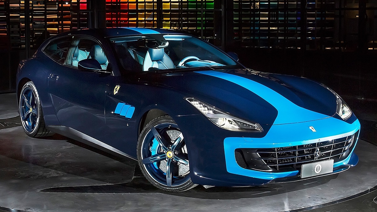 Ferrari GTC4 Lusso e Abarth 595 Competizione, all’asta due auto di Lapo Elkann per beneficenza