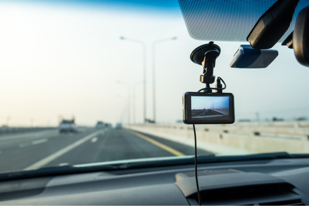 Dashcam per auto: quando conviene installarla? Pro e contro della videocamera sul cruscotto