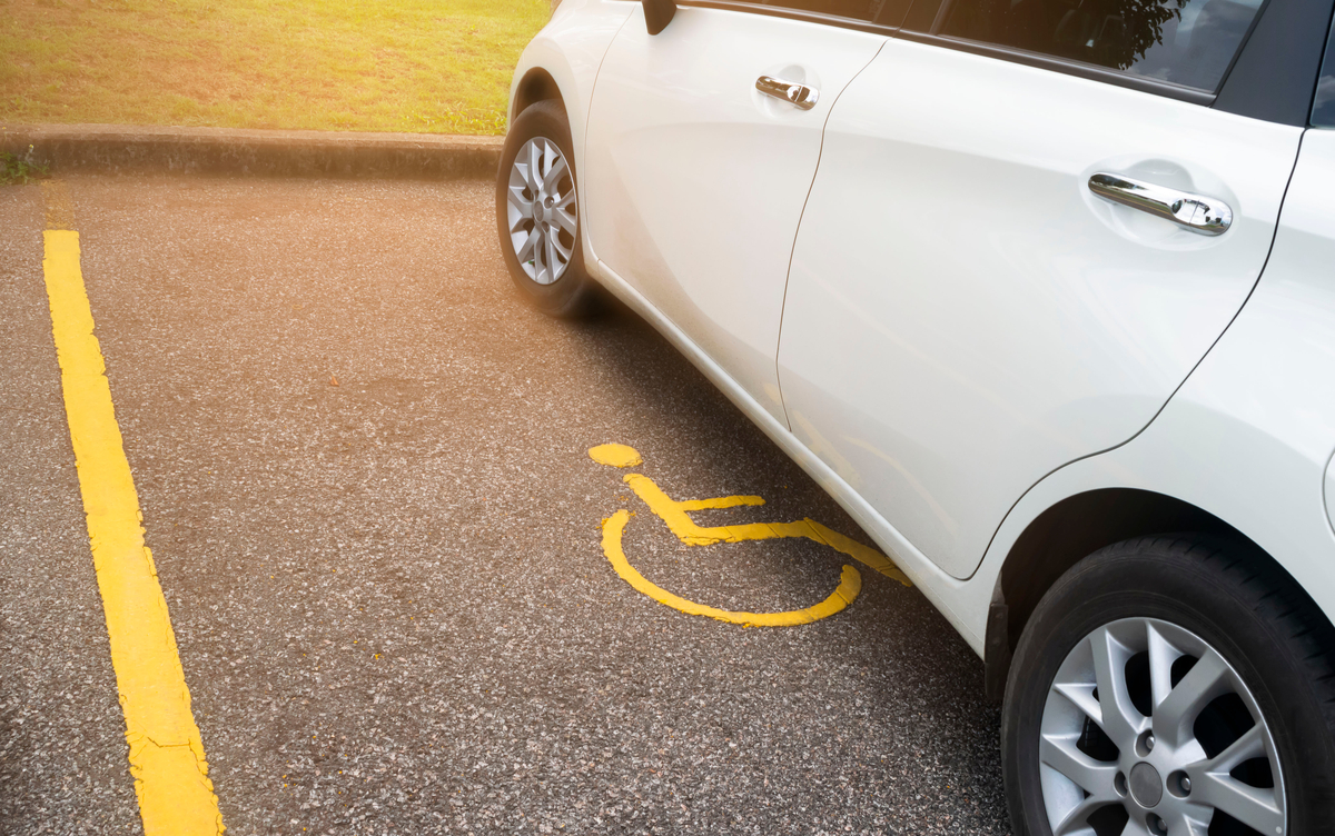 Un posto auto riservato ai portatori di handicap