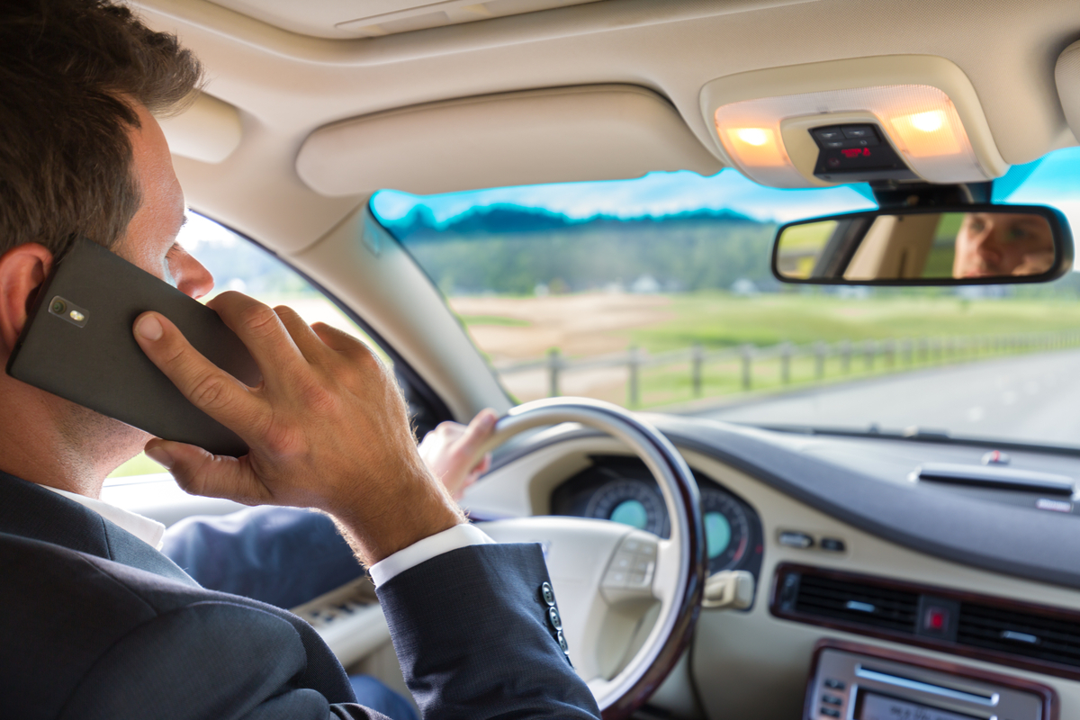 Smartphone, velocità e disattenzione: i vizi degli italiani alla guida