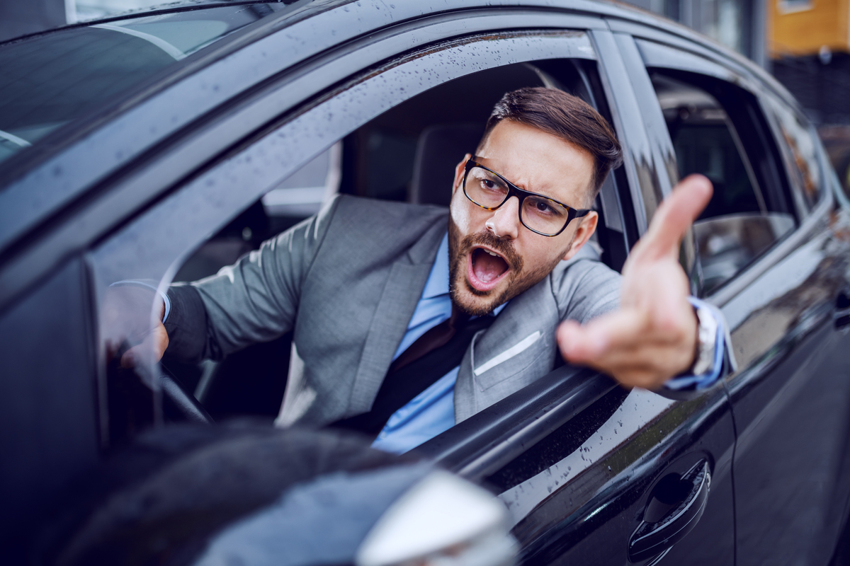 Francesi irascibili, inglesi prudenti: pregi e difetti degli automobilisti europei alla guida