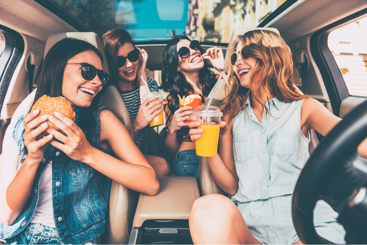 Vacanze in auto, cosa mangiare in viaggio e quali cibi evitare alla guida