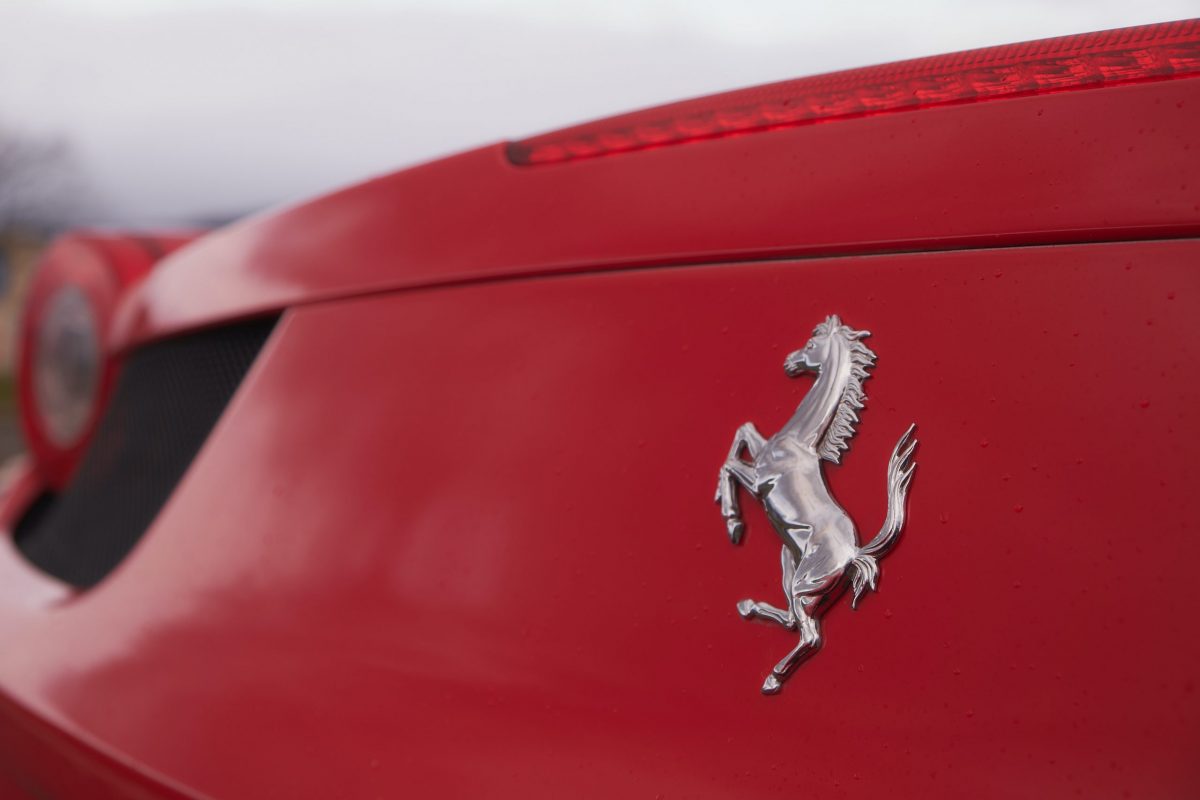 Ferrari: in arrivo la V6 ibrida. Elkann annuncia: entro il 2030, modello totalmente elettrico