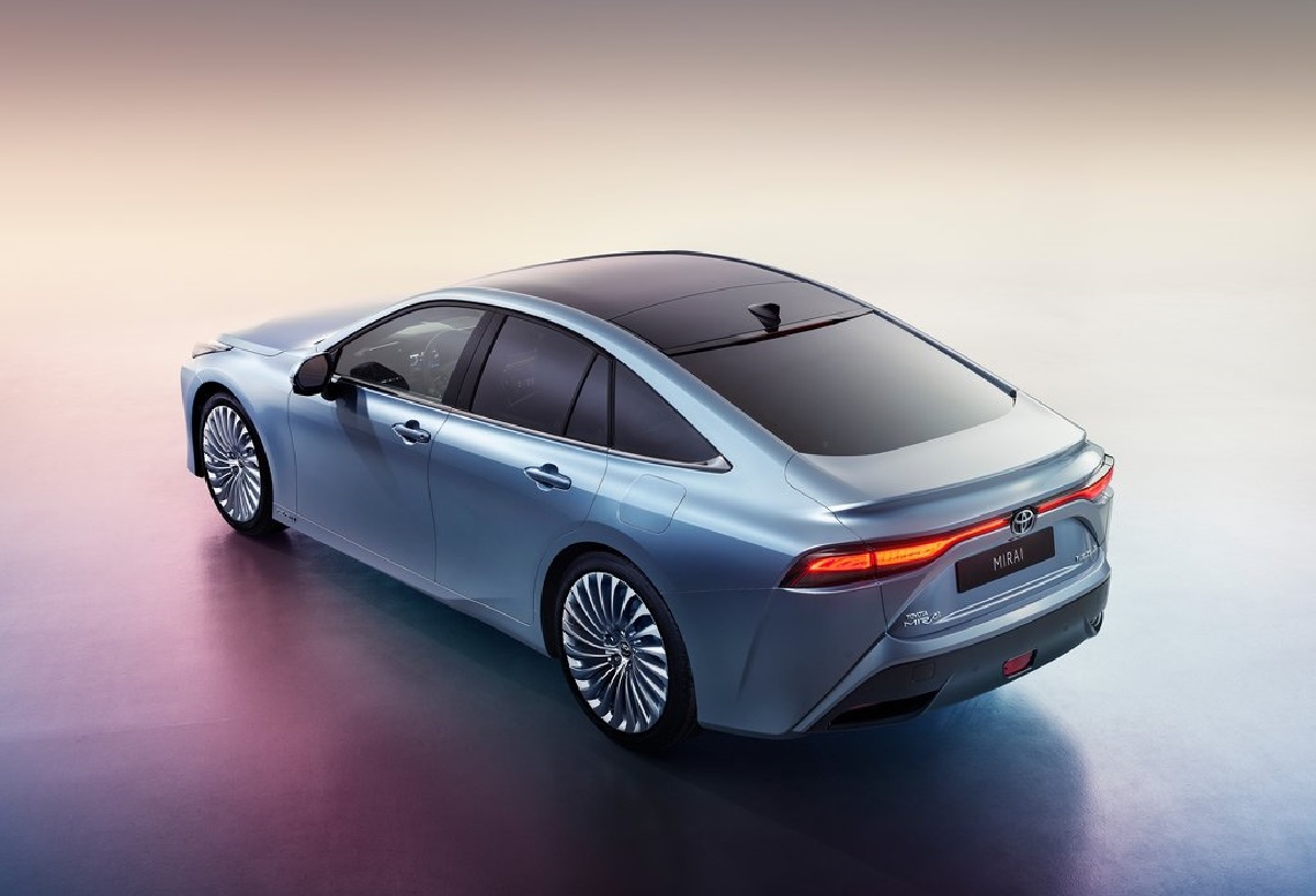 Nuova Toyota Mirai, stile dinamico a celle combustibili