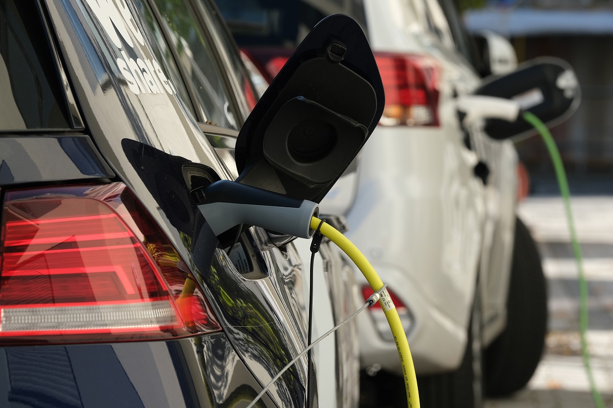 Il Regno Unito vuole vietare dal 2030 le auto con motori tradizionali