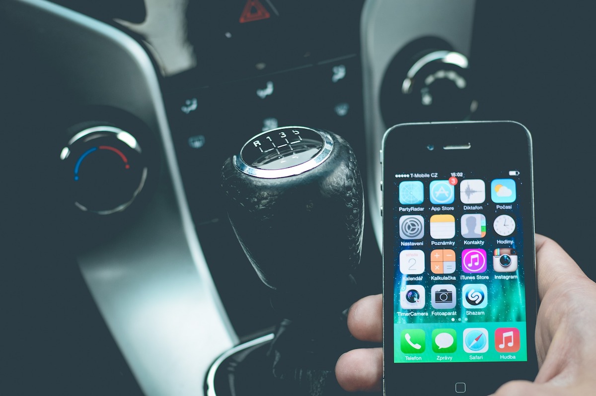 smartphone abitacolo veicolo auto