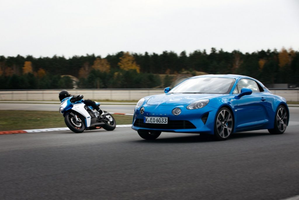 MV Agusta Superveloce Alpine in pista