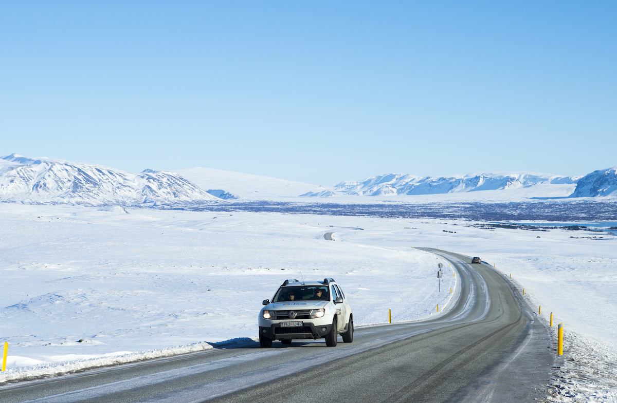 auto strada innevata