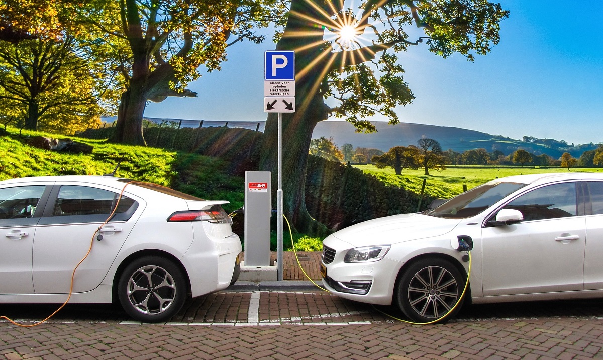 Nel 2024 auto elettriche e termiche allo stesso prezzo: scende il costo delle batterie
