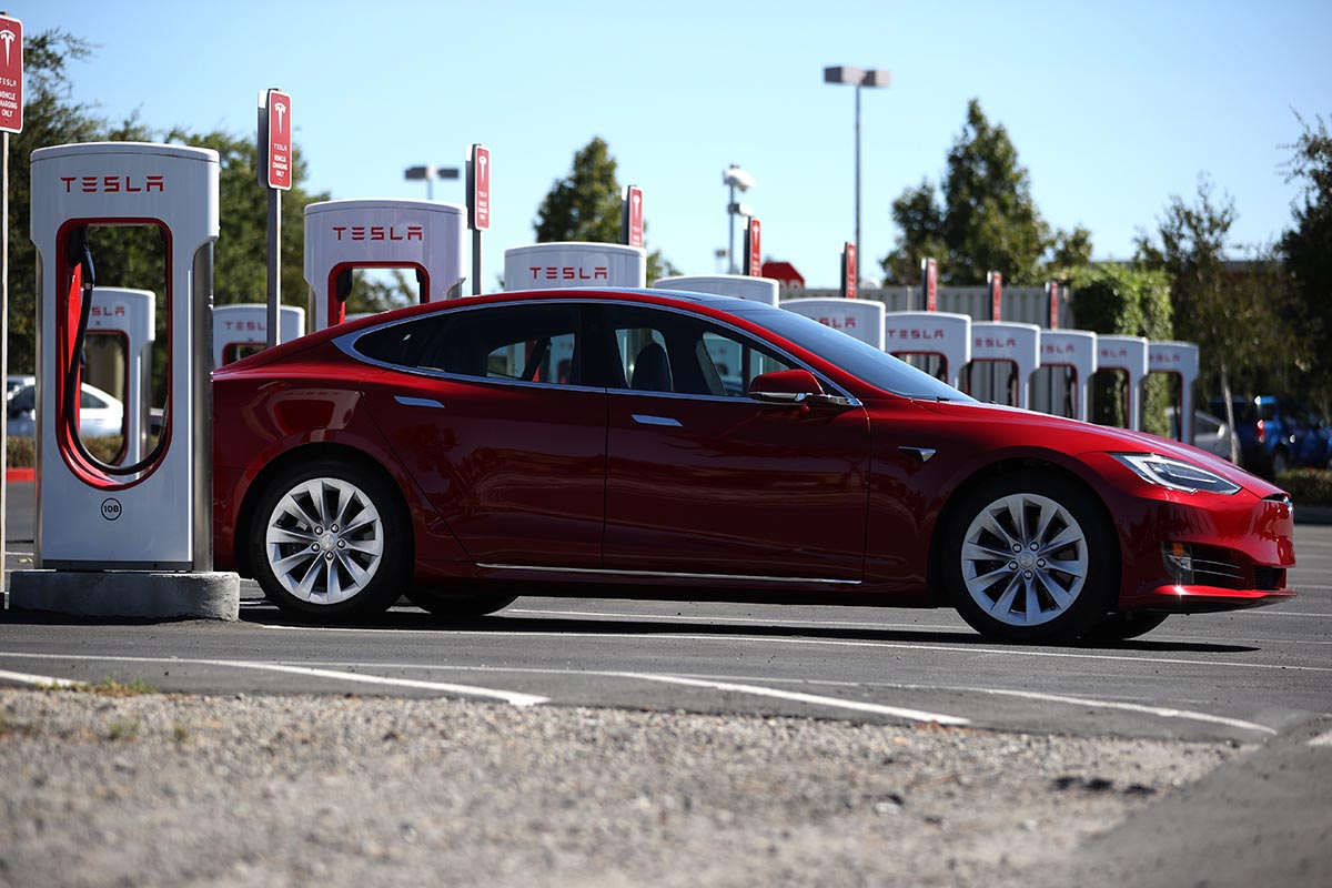automobile rossa tesla