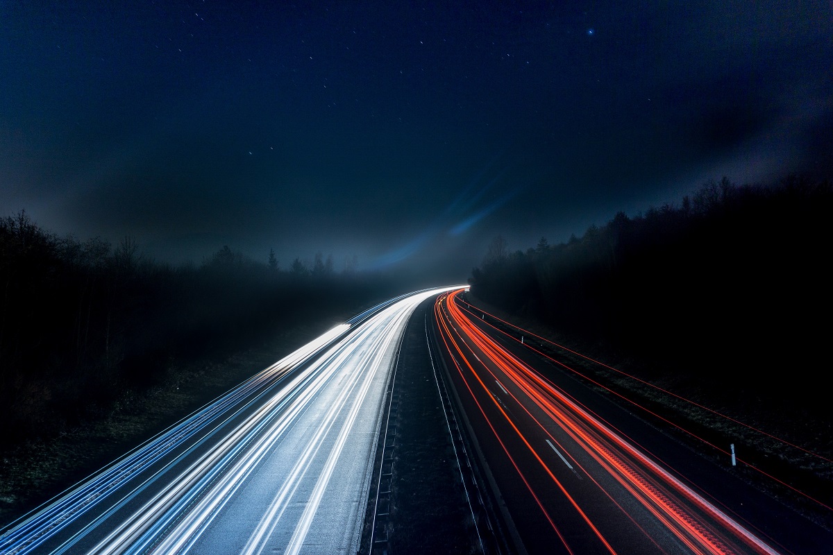 Immagine notturna di un'autostrada - Electric days digital