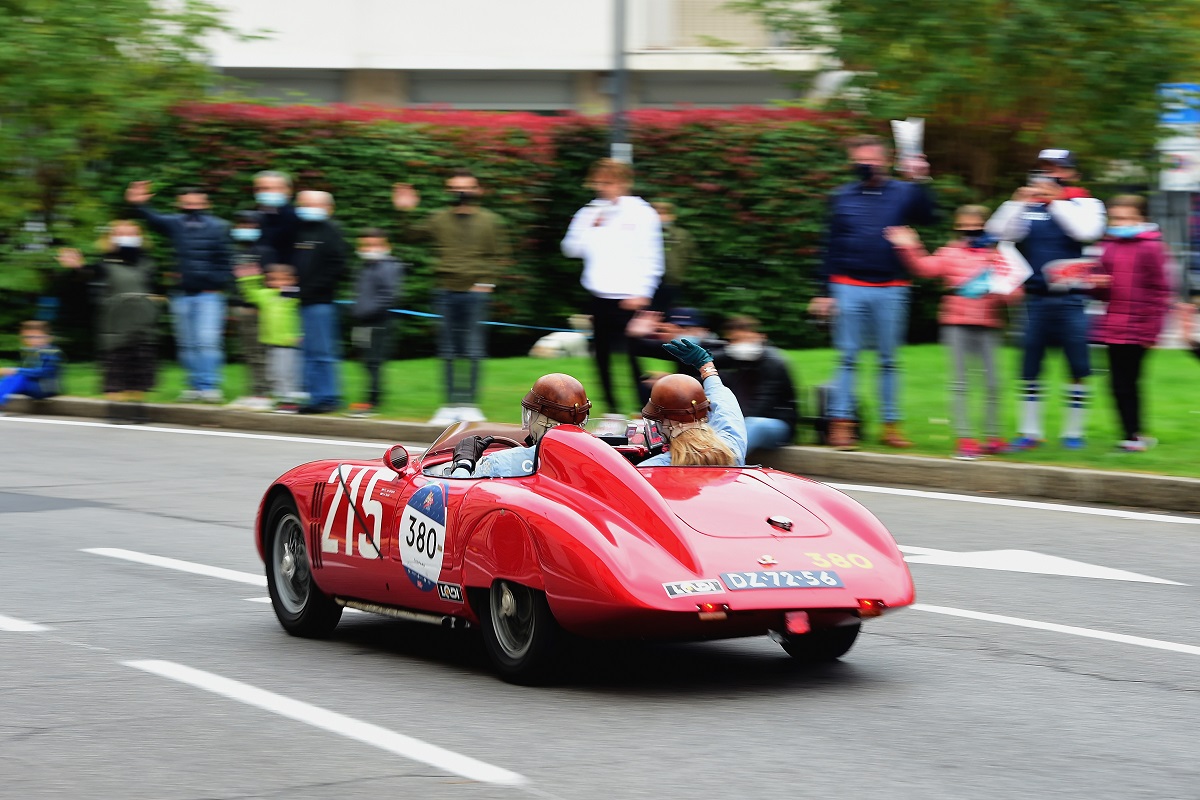 1000 Miglia Il pilota Pieter Van Adrighem e il copilota Carola Berkel corrono a bordo di un'auto d'epoca Osca S187 / 750 del 1956 durante la 1000 Miglia 2020 il 22 ottobre 2020 a Brescia, Italia