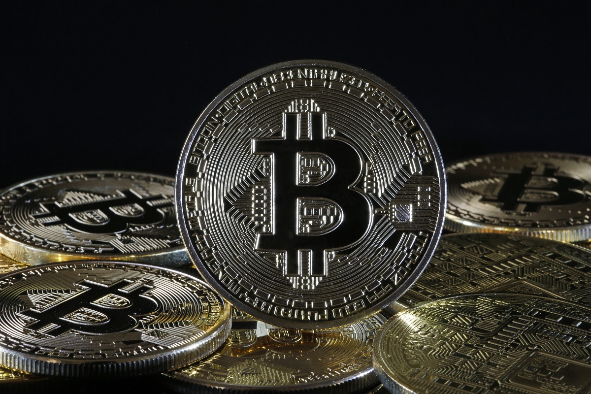 In questa illustrazione fotografica, una rappresentazione visiva della criptovaluta digitale, Bitcoin è in mostra il 9 febbraio 2021 a Parigi, Francia. Il valore di Bitcoin (BTC) ha superato per la prima volta nella storia la soglia dei 48.000 dollari. Il produttore di veicoli elettrici Tesla ha investito $ 1,5 miliardi nella valuta virtuale e inizierà ad accettarlo come pagamento per l'acquisto delle sue auto, ha affermato il gruppo. La mossa arriva giorni dopo che Elon Musk ha temporaneamente modificato la sua mini-descrizione di Twitter semplicemente in #bitcoin.