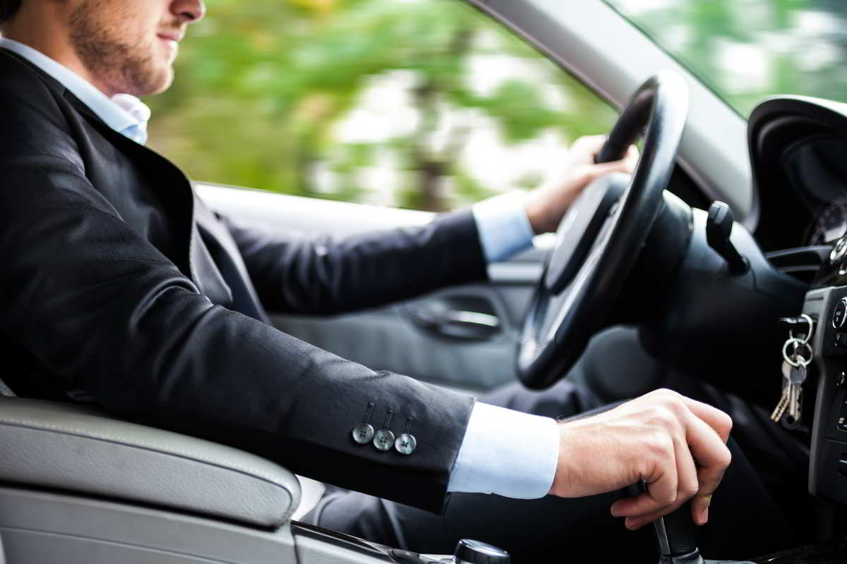 uomo guida auto