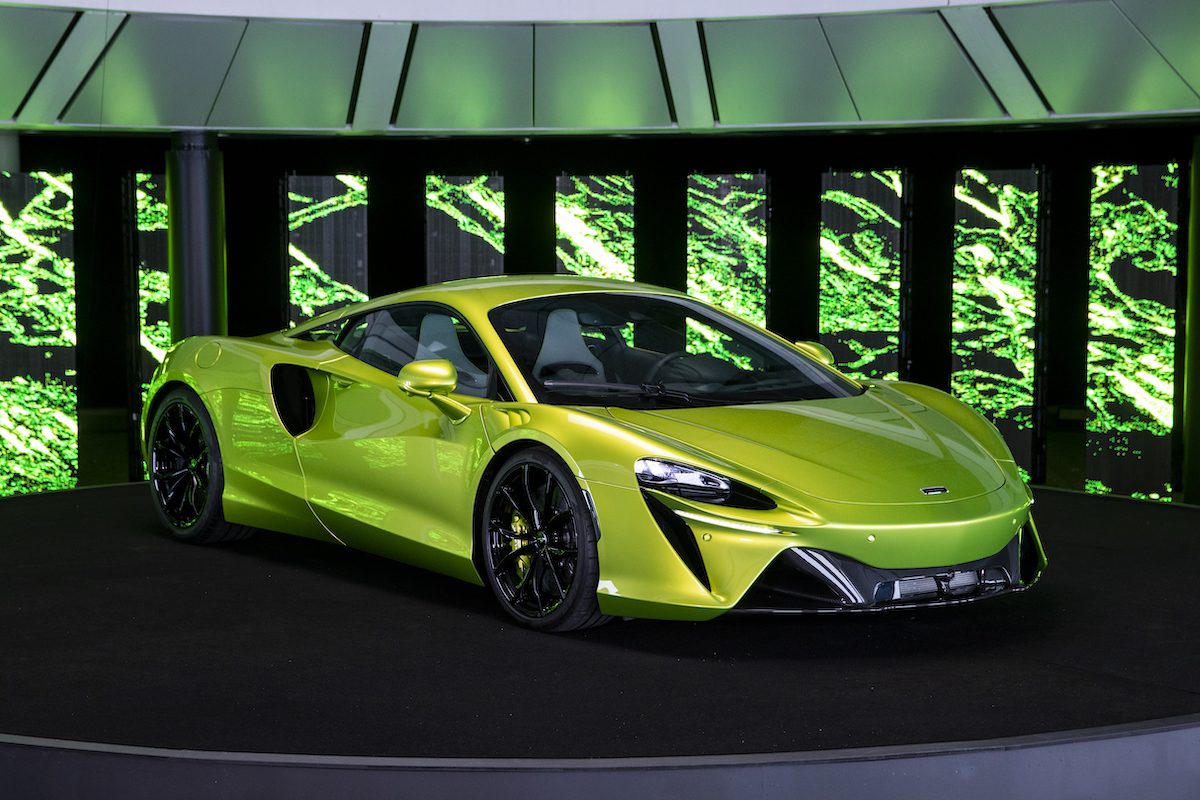 McLaren avvia la produzione in serie della prima ibrida plug-in