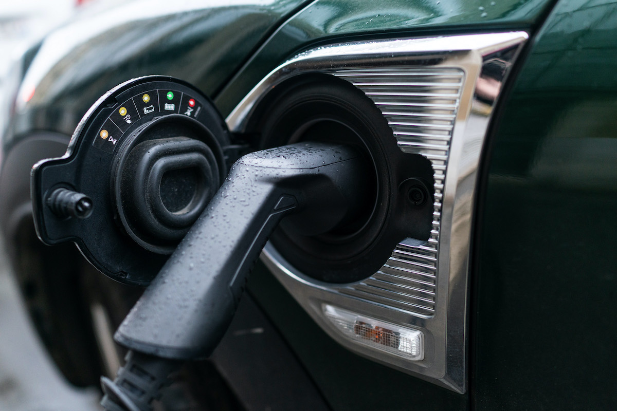 Quanta CO2 si risparmia (davvero) con un’auto elettrica?