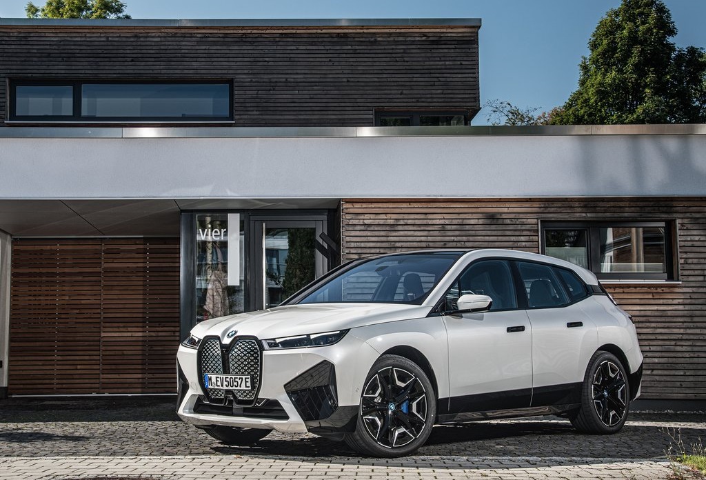 BMW-iX_xDrive50-profilo-anteriore