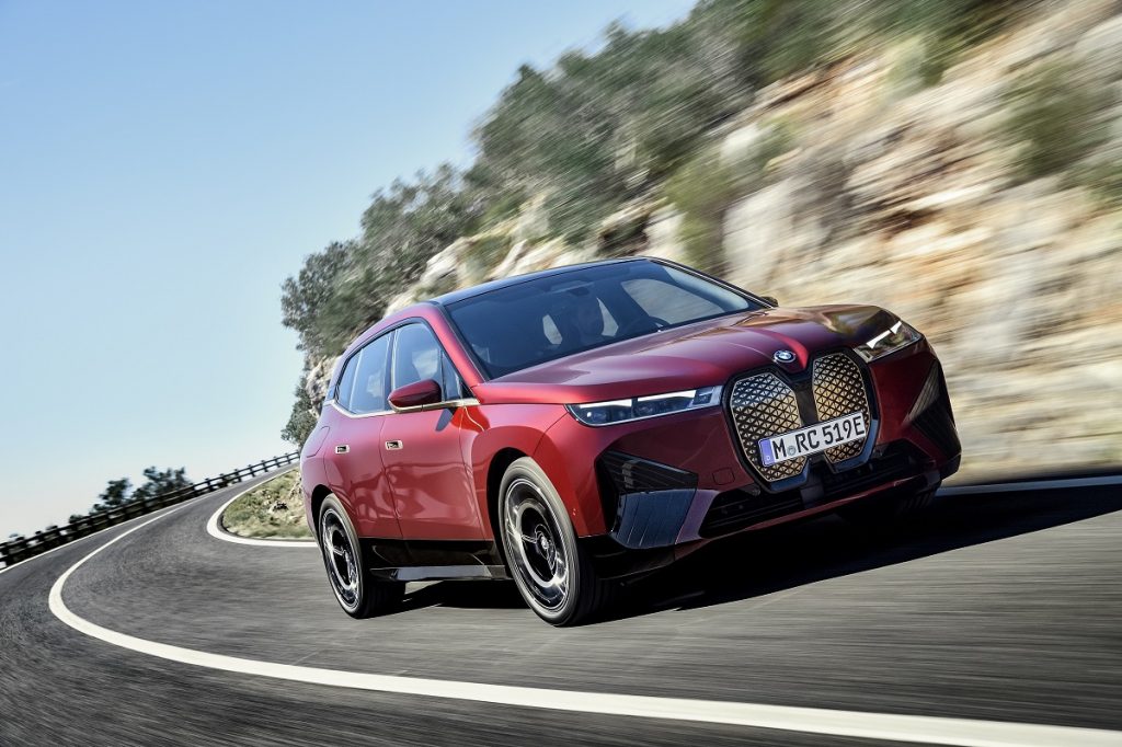 BMW ix Drive in strada