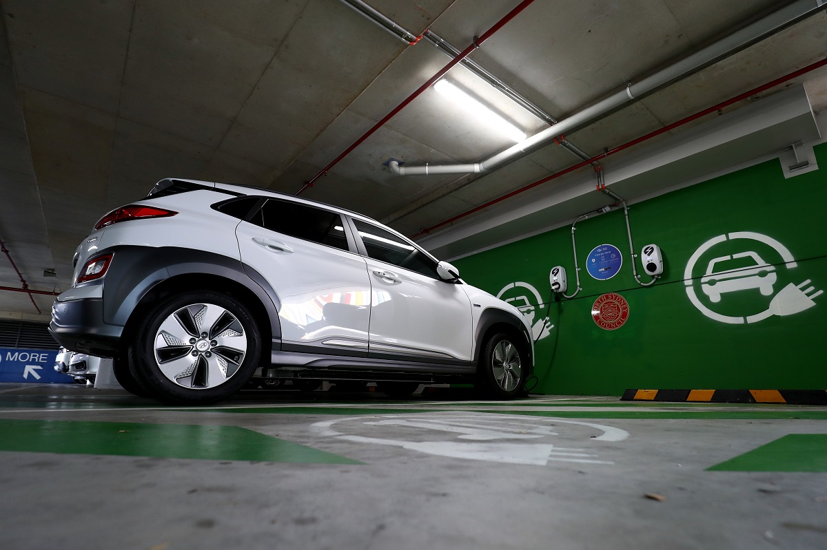 Hyundai KONA Electric si ricarica presso una stazione di ricarica per veicoli elettrici a Crows Nest il 19 gennaio 2021 a Sydney, in Australia