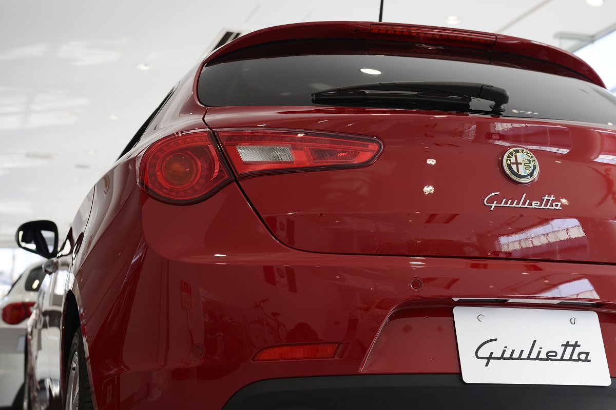 Un'automobile Fiat SpA Alfa Romeo Giulietta sarà esposta all'interno di uno showroom GST Co. a Tokyo, in Giappone, mercoledì 22 gennaio 2014. La Fiat, che possiede anche i marchi di supercar Maserati e Ferrari, prevede la vendita di 300.000 auto Alfa Romeo per 2016