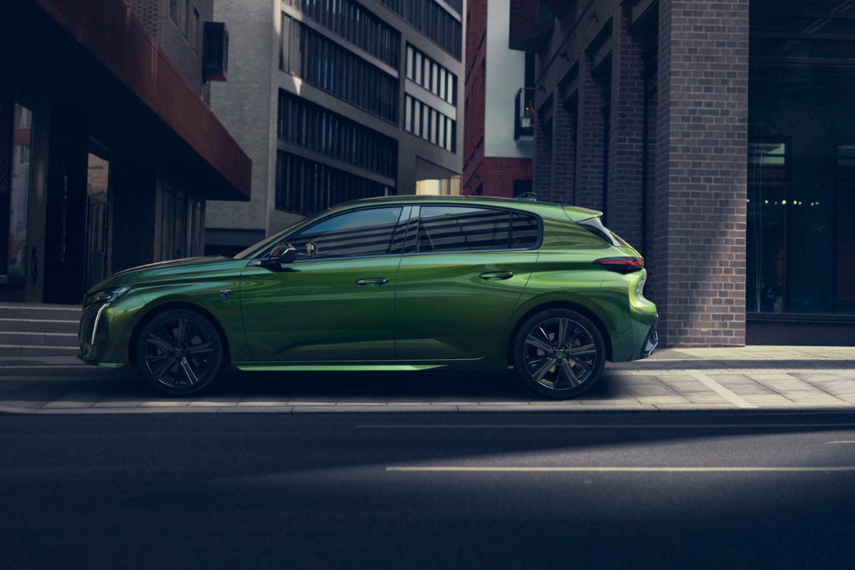 Nuova Peugeot 308, esordio del nuovo logo ed è ibrida plug-in