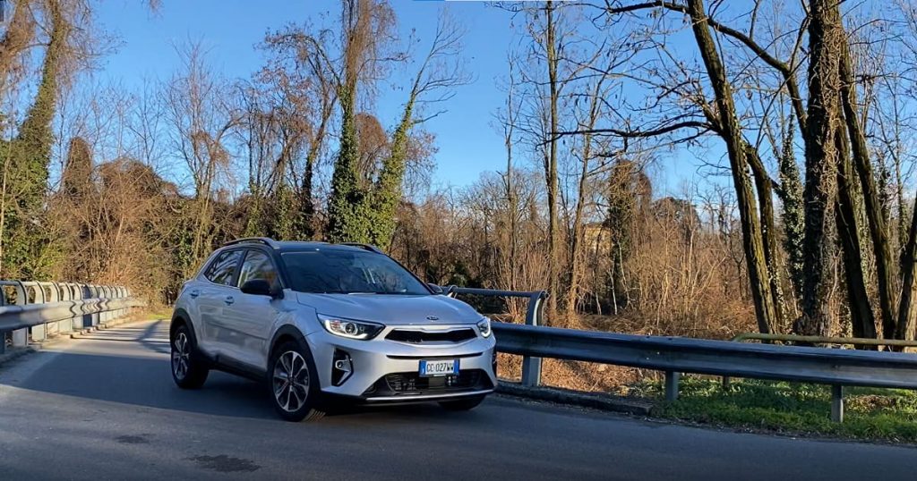 Kia Stonic 1.0 MHEV 100 CV in strada