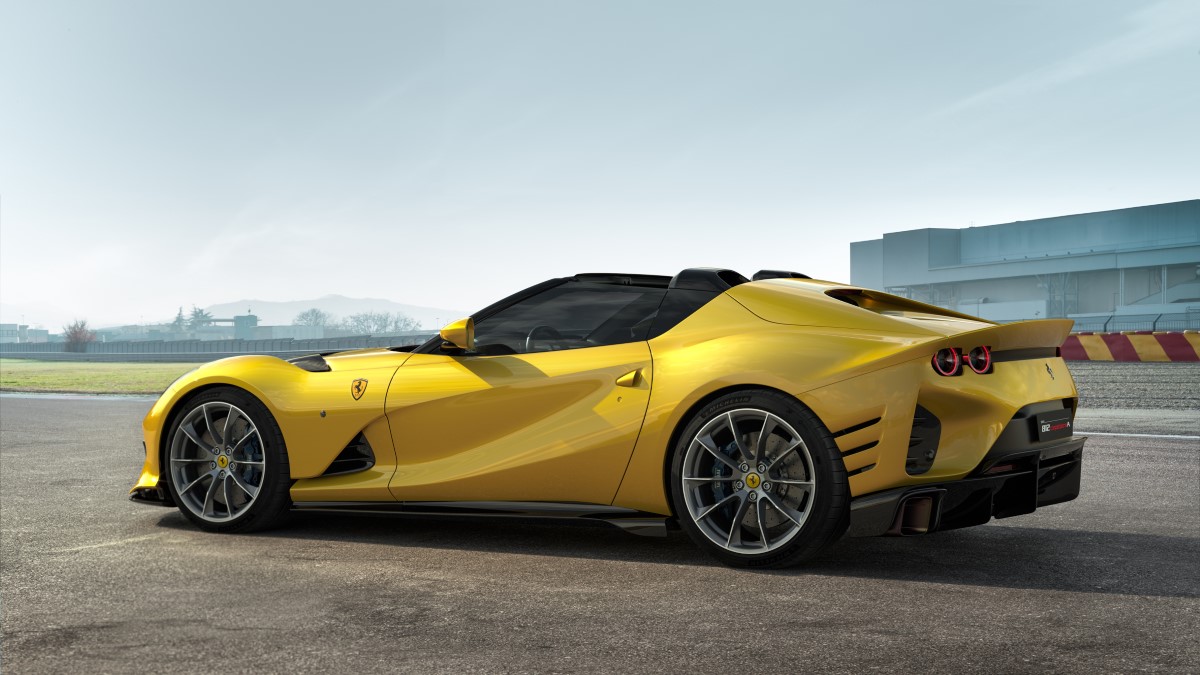Ferrari 812 Competizione, il V12 più emozionante e una versione spider