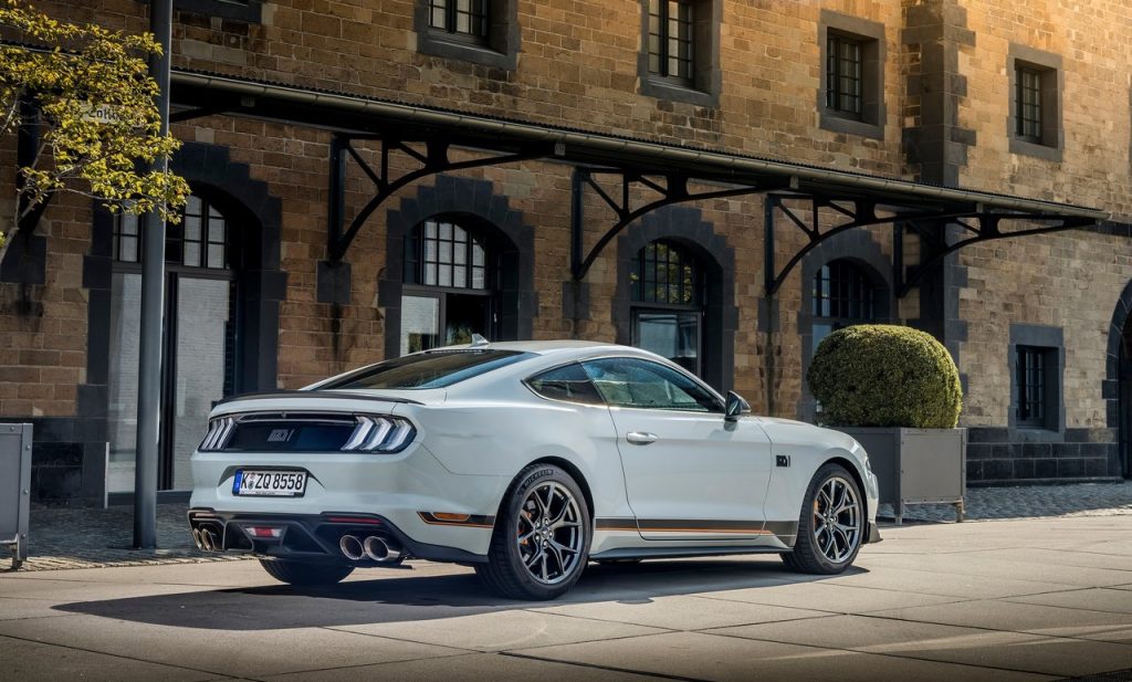 Ford-Mustang_Mach_1_profilo_posteriore